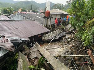 Tembok Penahan Tanah di Puncak Ambruk, Aliran Air Bersih Terganggu