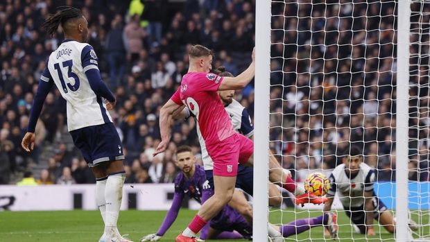 Soccer Football - Premier League - Tottenham Hotspur v Ipswich Town - Tottenham Hotspur Stadium, London, Britain - November 10, 2024 Ipswich Town's Liam Delap scores their second goal Action Images via Reuters/Andrew Couldridge EDITORIAL USE ONLY. NO USE WITH UNAUTHORIZED AUDIO, VIDEO, DATA, FIXTURE LISTS, CLUB/LEAGUE LOGOS OR 'LIVE' SERVICES. ONLINE IN-MATCH USE LIMITED TO 120 IMAGES, NO VIDEO EMULATION. NO USE IN BETTING, GAMES OR SINGLE CLUB/LEAGUE/PLAYER PUBLICATIONS. PLEASE CONTACT YOUR ACCOUNT REPRESENTATIVE FOR FURTHER DETAILS..