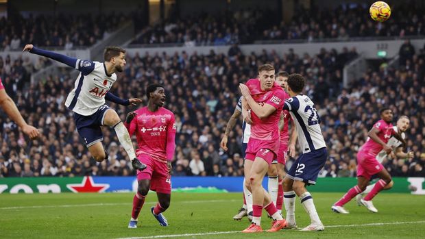 Soccer Football - Premier League - Tottenham Hotspur v Ipswich Town - Tottenham Hotspur Stadium, London, Britain - November 10, 2024 Tottenham Hotspur's Rodrigo Bentancur scores their first goal Action Images via Reuters/Andrew Couldridge EDITORIAL USE ONLY. NO USE WITH UNAUTHORIZED AUDIO, VIDEO, DATA, FIXTURE LISTS, CLUB/LEAGUE LOGOS OR 'LIVE' SERVICES. ONLINE IN-MATCH USE LIMITED TO 120 IMAGES, NO VIDEO EMULATION. NO USE IN BETTING, GAMES OR SINGLE CLUB/LEAGUE/PLAYER PUBLICATIONS. PLEASE CONTACT YOUR ACCOUNT REPRESENTATIVE FOR FURTHER DETAILS..