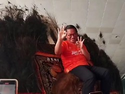 Video: Gaya Pramono Anung Naik Reog Ponorogo dan Pose 3 Jari