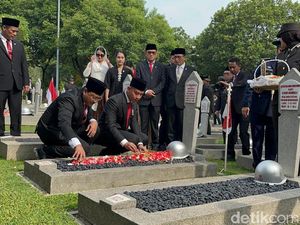 Usai Pimpin Upacara, Gibran Tabur Bunga di Makam BJ Habibie-Ani Yudhoyono Usai Pimpin Upacara, Gibran Tabur Bunga di Makam BJ Habibie-Ani Yudhoyono
