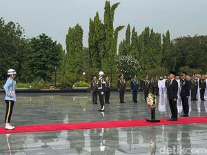 Gibran Jadi Inspektur Upacara Hari Pahlawan di TMP Kalibata