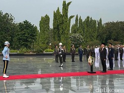 Gibran Jadi Inspektur Upacara Hari Pahlawan di TMP Kalibata