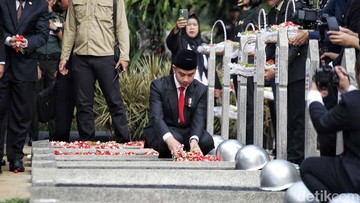 Taburan Bunga Gibran di Makam Dua Tokoh Bangsa, Simbol Penghormatan dan Kenangan Abadi