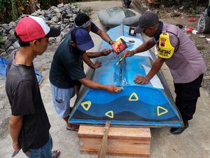 Warga Gotong-royong Perbaiki Perahu untuk Antisipasi Banjir di Sukoharjo Warga Gotong-royong Perbaiki Perahu untuk Antisipasi Banjir di Sukoharjo