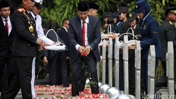 Pahlawan Berkumpul di TMP Kalibata, Tabur Bunga untuk Arwah Pejuang