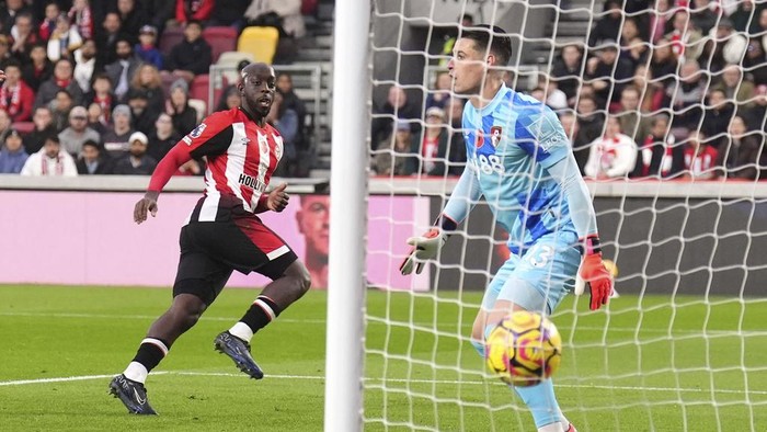 Brentford's Yoane Wissa, left, celebrates scoring their side's first goal of the game during the Premier League match at the Gtech Community Stadium, London, Saturday Nov. 9, 2024. (John Walton/PA via AP)