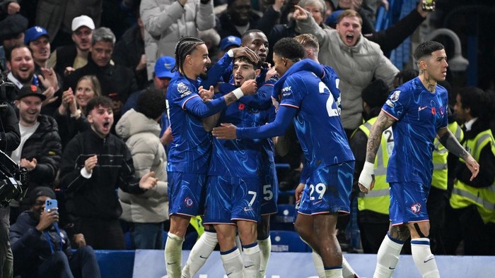 LONDON, ENGLAND - NOVEMBER 10: Pedro Neto of Chelsea celebrates scoring his teams first goal with Malo Gusto and team mates during the Premier League match between Chelsea FC and Arsenal FC at Stamford Bridge on November 10, 2024 in London, England. (Photo by Mike Hewitt/Getty Images)
