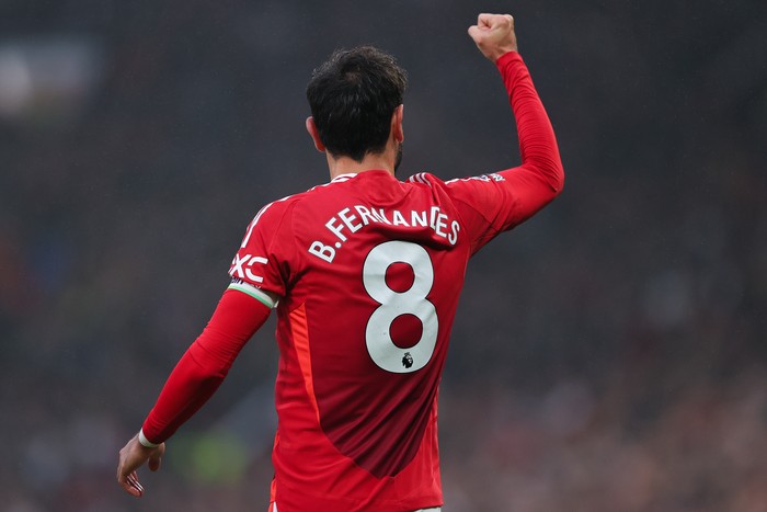  Bruno Fernandes of Manchester United celebrates after scoring their side's first goal during the Premier League match between Manchester United FC and Leicester City FC at Old Trafford on November 10, 2024 in Manchester, England. (Photo by James Gill - Danehouse/Getty Images)