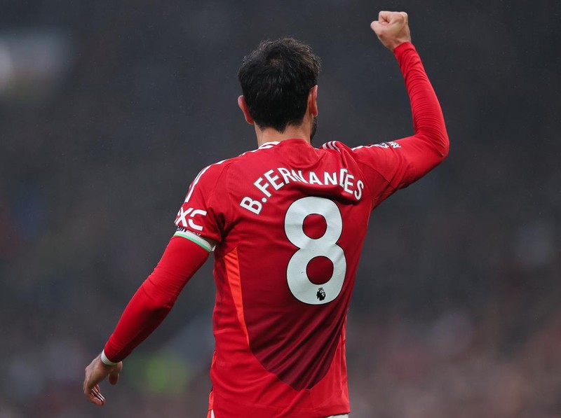 MANCHESTER, ENGLAND - NOVEMBER 10: Bruno Fernandes of Manchester United celebrates after scoring their side's first goal during the Premier League match between Manchester United FC and Leicester City FC at Old Trafford on November 10, 2024 in Manchester, England. (Photo by James Gill - Danehouse/Getty Images)