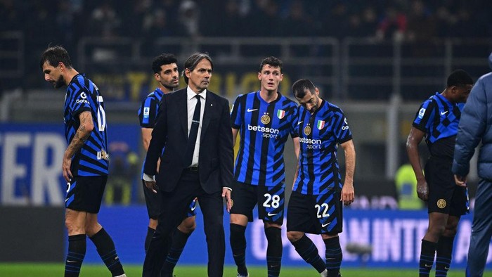 MILAN, ITALY - NOVEMBER 10: Players of FC Internazionale and Head Coach Simone Inzaghi react at the end of the Serie A match between FC Internazionale and Napoli at Stadio Giuseppe Meazza on November 10, 2024 in Milan, Italy. (Photo by Mattia Ozbot - Inter/Inter via Getty Images)