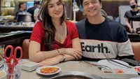 Kompaknya Pasutri Adly Fairuz dan Angbeen Rishi yang Hobi Kulineran