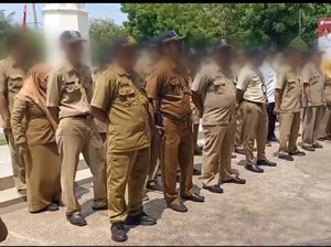 Puluhan ASN Dijemur 4 Jam karena Tak Ikut Upacara Hari Pahlawan Puluhan ASN Dijemur 4 Jam karena Tak Ikut Upacara Hari Pahlawan