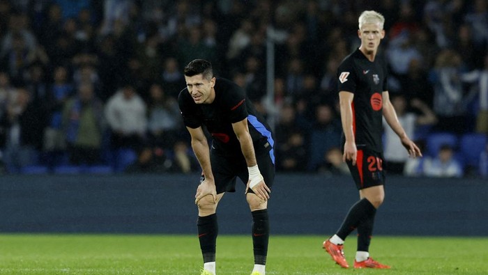 Soccer Football - LaLiga - Real Sociedad v FC Barcelona - Reale Arena, San Sebastian, Spain - November 10, 2024 FC Barcelonas Robert Lewandowski looks dejected after the match REUTERS/Vincent West