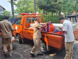 BPBD Lamongan Beri Bantuan Warga yang Rumahnya Rusak Diterjang Angin Kencang