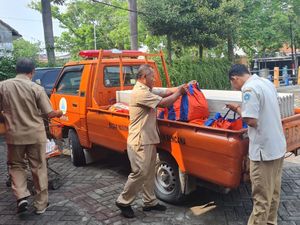 BPBD Lamongan Beri Bantuan Warga yang Rumahnya Rusak Diterjang Angin Kencang BPBD Lamongan Beri Bantuan Warga yang Rumahnya Rusak Diterjang Angin Kencang