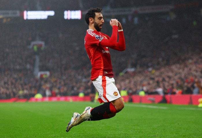 Bruno Fernandes Soccer Football - Premier League - Manchester United v Leicester City - Old Trafford, Manchester, Britain - November 10, 2024 Manchester United's Bruno Fernandes celebrates scoring their first goal Action Images via Reuters/Lee Smith EDITORIAL USE ONLY. NO USE WITH UNAUTHORIZED AUDIO, VIDEO, DATA, FIXTURE LISTS, CLUB/LEAGUE LOGOS OR 'LIVE' SERVICES. ONLINE IN-MATCH USE LIMITED TO 120 IMAGES, NO VIDEO EMULATION. NO USE IN BETTING, GAMES OR SINGLE CLUB/LEAGUE/PLAYER PUBLICATIONS. PLEASE CONTACT YOUR ACCOUNT REPRESENTATIVE FOR FURTHER DETAILS.. TPX IMAGES OF THE DAY