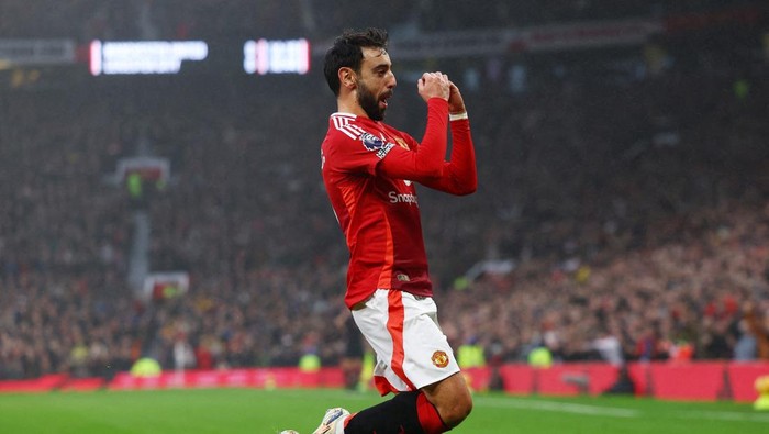 Soccer Football - Premier League - Manchester United v Leicester City - Old Trafford, Manchester, Britain - November 10, 2024 Manchester Uniteds Bruno Fernandes celebrates scoring their first goal Action Images via Reuters/Lee Smith EDITORIAL USE ONLY. NO USE WITH UNAUTHORIZED AUDIO, VIDEO, DATA, FIXTURE LISTS, CLUB/LEAGUE LOGOS OR LIVE SERVICES. ONLINE IN-MATCH USE LIMITED TO 120 IMAGES, NO VIDEO EMULATION. NO USE IN BETTING, GAMES OR SINGLE CLUB/LEAGUE/PLAYER PUBLICATIONS. PLEASE CONTACT YOUR ACCOUNT REPRESENTATIVE FOR FURTHER DETAILS..     TPX IMAGES OF THE DAY