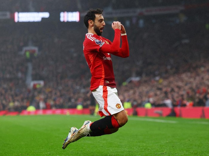 Soccer Football - Premier League - Manchester United v Leicester City - Old Trafford, Manchester, Britain - November 10, 2024 Manchester United's Bruno Fernandes celebrates scoring their first goal Action Images via Reuters/Lee Smith EDITORIAL USE ONLY. NO USE WITH UNAUTHORIZED AUDIO, VIDEO, DATA, FIXTURE LISTS, CLUB/LEAGUE LOGOS OR 'LIVE' SERVICES. ONLINE IN-MATCH USE LIMITED TO 120 IMAGES, NO VIDEO EMULATION. NO USE IN BETTING, GAMES OR SINGLE CLUB/LEAGUE/PLAYER PUBLICATIONS. PLEASE CONTACT YOUR ACCOUNT REPRESENTATIVE FOR FURTHER DETAILS..     TPX IMAGES OF THE DAY