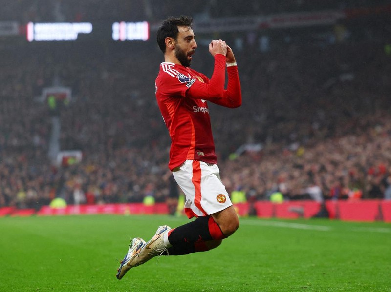 Soccer Football - Premier League - Manchester United v Leicester City - Old Trafford, Manchester, Britain - November 10, 2024 Manchester United's Bruno Fernandes celebrates scoring their first goal Action Images via Reuters/Lee Smith EDITORIAL USE ONLY. NO USE WITH UNAUTHORIZED AUDIO, VIDEO, DATA, FIXTURE LISTS, CLUB/LEAGUE LOGOS OR 'LIVE' SERVICES. ONLINE IN-MATCH USE LIMITED TO 120 IMAGES, NO VIDEO EMULATION. NO USE IN BETTING, GAMES OR SINGLE CLUB/LEAGUE/PLAYER PUBLICATIONS. PLEASE CONTACT YOUR ACCOUNT REPRESENTATIVE FOR FURTHER DETAILS..     TPX IMAGES OF THE DAY