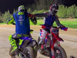 Akur! Momen Casey Stoner Sambangi Markas Rossi, Balapan Bareng Lagi