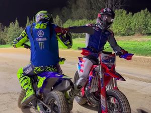 Akur! Momen Casey Stoner Sambangi Markas Rossi, Balapan Bareng Lagi Akur! Momen Casey Stoner Sambangi Markas Rossi, Balapan Bareng Lagi