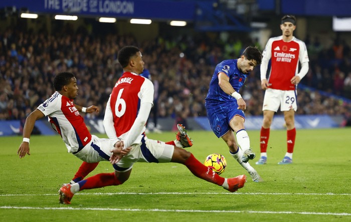 Soccer Football - Premier League - Chelsea v Arsenal - Stamford Bridge, London, Britain - November 10, 2024 Chelseas Pedro Neto scores their first goal Action Images via Reuters/Peter Cziborra EDITORIAL USE ONLY. NO USE WITH UNAUTHORIZED AUDIO, VIDEO, DATA, FIXTURE LISTS, CLUB/LEAGUE LOGOS OR LIVE SERVICES. ONLINE IN-MATCH USE LIMITED TO 120 IMAGES, NO VIDEO EMULATION. NO USE IN BETTING, GAMES OR SINGLE CLUB/LEAGUE/PLAYER PUBLICATIONS. PLEASE CONTACT YOUR ACCOUNT REPRESENTATIVE FOR FURTHER DETAILS..