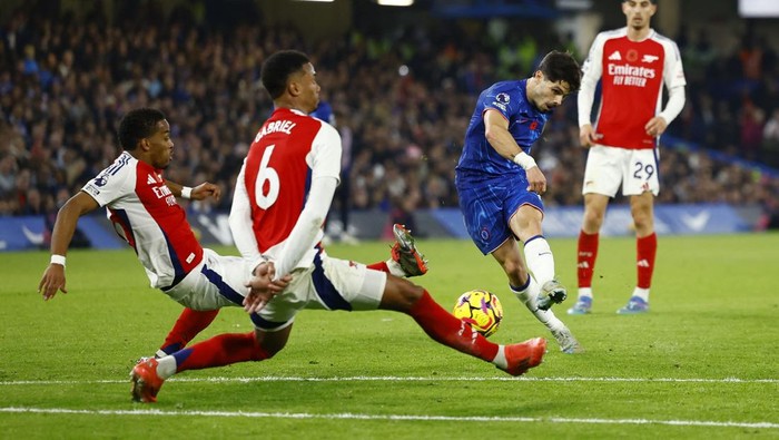 Soccer Football - Premier League - Chelsea v Arsenal - Stamford Bridge, London, Britain - November 10, 2024 Chelseas Pedro Neto scores their first goal Action Images via Reuters/Peter Cziborra EDITORIAL USE ONLY. NO USE WITH UNAUTHORIZED AUDIO, VIDEO, DATA, FIXTURE LISTS, CLUB/LEAGUE LOGOS OR LIVE SERVICES. ONLINE IN-MATCH USE LIMITED TO 120 IMAGES, NO VIDEO EMULATION. NO USE IN BETTING, GAMES OR SINGLE CLUB/LEAGUE/PLAYER PUBLICATIONS. PLEASE CONTACT YOUR ACCOUNT REPRESENTATIVE FOR FURTHER DETAILS..