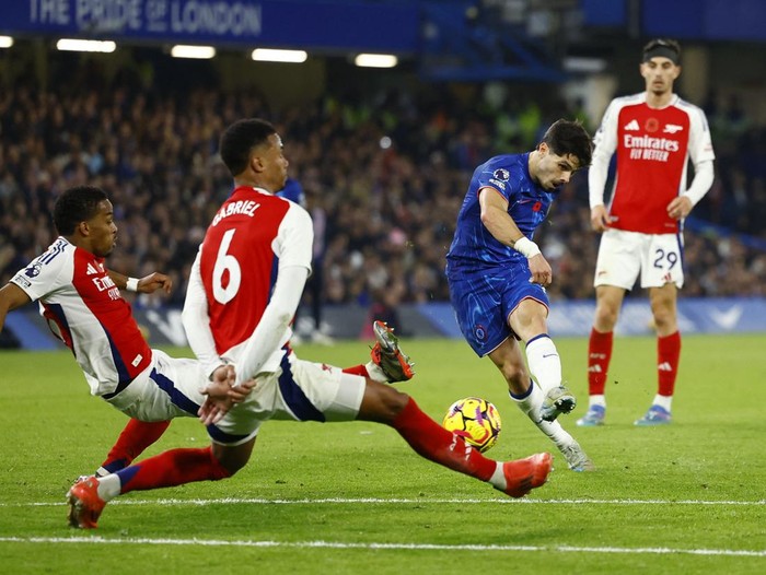 Soccer Football - Premier League - Chelsea v Arsenal - Stamford Bridge, London, Britain - November 10, 2024 Chelseas Pedro Neto scores their first goal Action Images via Reuters/Peter Cziborra EDITORIAL USE ONLY. NO USE WITH UNAUTHORIZED AUDIO, VIDEO, DATA, FIXTURE LISTS, CLUB/LEAGUE LOGOS OR LIVE SERVICES. ONLINE IN-MATCH USE LIMITED TO 120 IMAGES, NO VIDEO EMULATION. NO USE IN BETTING, GAMES OR SINGLE CLUB/LEAGUE/PLAYER PUBLICATIONS. PLEASE CONTACT YOUR ACCOUNT REPRESENTATIVE FOR FURTHER DETAILS..