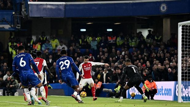 Soccer Football - Premier League - Chelsea v Arsenal - Stamford Bridge, London, Britain - November 10, 2024 Arsenal's Gabriel Martinelli scores their first goal past Chelsea's Robert Sanchez REUTERS/Dylan Martinez EDITORIAL USE ONLY. NO USE WITH UNAUTHORIZED AUDIO, VIDEO, DATA, FIXTURE LISTS, CLUB/LEAGUE LOGOS OR 'LIVE' SERVICES. ONLINE IN-MATCH USE LIMITED TO 120 IMAGES, NO VIDEO EMULATION. NO USE IN BETTING, GAMES OR SINGLE CLUB/LEAGUE/PLAYER PUBLICATIONS. PLEASE CONTACT YOUR ACCOUNT REPRESENTATIVE FOR FURTHER DETAILS..