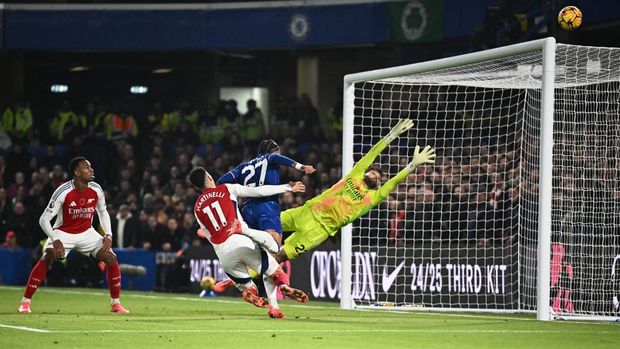 Soccer Football - Premier League - Chelsea v Arsenal - Stamford Bridge, London, Britain - November 10, 2024 Chelsea's Malo Gusto misses a chance to score REUTERS/Dylan Martinez EDITORIAL USE ONLY. NO USE WITH UNAUTHORIZED AUDIO, VIDEO, DATA, FIXTURE LISTS, CLUB/LEAGUE LOGOS OR 'LIVE' SERVICES. ONLINE IN-MATCH USE LIMITED TO 120 IMAGES, NO VIDEO EMULATION. NO USE IN BETTING, GAMES OR SINGLE CLUB/LEAGUE/PLAYER PUBLICATIONS. PLEASE CONTACT YOUR ACCOUNT REPRESENTATIVE FOR FURTHER DETAILS..