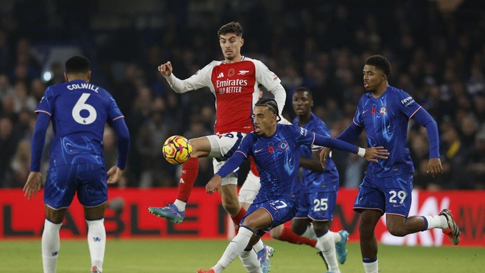 Soccer Football - Premier League - Chelsea v Arsenal - Stamford Bridge, London, Britain - November 10, 2024 Arsenals Kai Havertz in action with Chelseas Malo Gusto Action Images via Reuters/Peter Cziborra EDITORIAL USE ONLY. NO USE WITH UNAUTHORIZED AUDIO, VIDEO, DATA, FIXTURE LISTS, CLUB/LEAGUE LOGOS OR LIVE SERVICES. ONLINE IN-MATCH USE LIMITED TO 120 IMAGES, NO VIDEO EMULATION. NO USE IN BETTING, GAMES OR SINGLE CLUB/LEAGUE/PLAYER PUBLICATIONS. PLEASE CONTACT YOUR ACCOUNT REPRESENTATIVE FOR FURTHER DETAILS..
