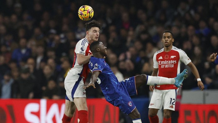 Soccer Football - Premier League - Chelsea v Arsenal - Stamford Bridge, London, Britain - November 10, 2024 Arsenals Declan Rice in action with Chelseas Moises Caicedo Action Images via Reuters/Peter Cziborra EDITORIAL USE ONLY. NO USE WITH UNAUTHORIZED AUDIO, VIDEO, DATA, FIXTURE LISTS, CLUB/LEAGUE LOGOS OR LIVE SERVICES. ONLINE IN-MATCH USE LIMITED TO 120 IMAGES, NO VIDEO EMULATION. NO USE IN BETTING, GAMES OR SINGLE CLUB/LEAGUE/PLAYER PUBLICATIONS. PLEASE CONTACT YOUR ACCOUNT REPRESENTATIVE FOR FURTHER DETAILS..