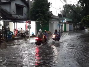 Hujan Angin, Jalan di Kota Kediri Banjir hingga Rumah Rusak Hujan Angin, Jalan di Kota Kediri Banjir hingga Rumah Rusak