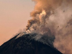 Inggris Imbau Warganya Selalu Perbarui Informasi soal Erupsi Gunung Lewotobi