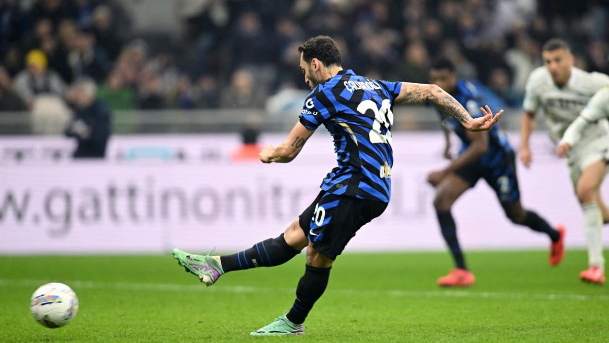 Setelah 19 penalti sukses, Hakan Calhanoglu akhirnya gagal juga (REUTERS/Daniele Mascolo)