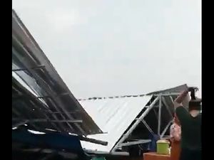 Video Penampakan Atap Pasar Ciputat Ambruk Diterjang Hujan Angin