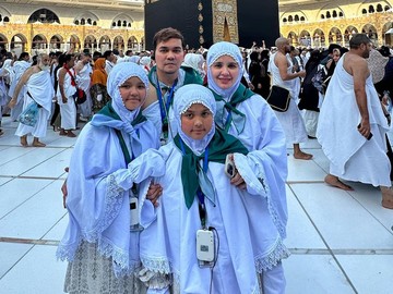 Bekti Terharu, Anak Semangat Umrah, Tegaskan Pendidikan Agama Penting