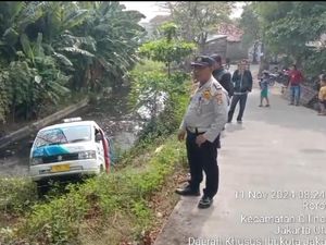 JakLingko Terperosok ke Parit di Jakut, Dievakuasi Mobil Derek