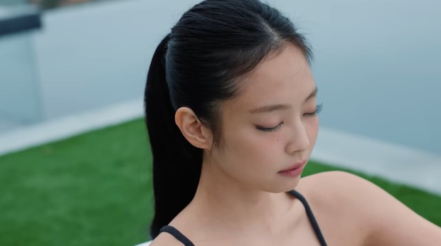 Jennie BLACKPINK saat melakukan cold plunging/Foto: YouTube @Vogue