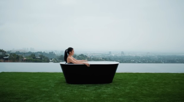 Jennie BLACKPINK saat melakukan cold plunging/Foto: YouTube @Vogue