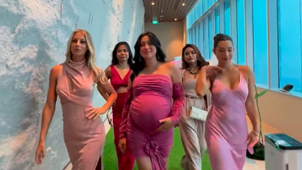 Potret Baby Shower Jessica Iskandar Ramai Dihadiri Teman Artis, Ada Istri Ahok Potret Baby Shower Jessica Iskandar Ramai Dihadiri Teman Artis, Ada Istri Ahok