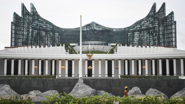 Pekerja berjalan di depan Istana Negara di Kawasan Inti Pusat Pemerintahan (KIPP) di Ibu Kota Nusantara (IKN), Penajam Paser Utara, Kalimantan Timur, Senin (11/11/2024). Presiden Prabowo Subianto akan memfokuskan pembangunan Ibu Kota Nusantara (IKN) menjadi pusat pemerintahan politik untuk kegiatan eksekutif, legislatif, dan yudikatif dalam periode empat hingga lima tahun ke depan. ANTARA FOTO/M Risyal Hidayat/nym.
