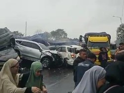 Video Momen Penumpang Selamatkan Diri saat Tabrakan Beruntun di Tol Cipularang