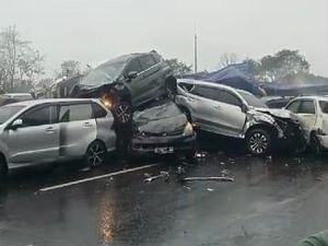 Tabrakan Horor di Tol Cipularang, Mobil-mobil Bertumpuk Tabrakan Horor di Tol Cipularang, Mobil-mobil Bertumpuk