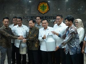 Mentan Amran Sukses Mediasi Peternak Sapi Perah & Industri Pengolahan Susu Mentan Amran Sukses Mediasi Peternak Sapi Perah & Industri Pengolahan Susu