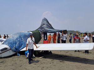Video: Kondisi Pesawat Latih yang Mendarat Darurat di Pantai Cilacap Video: Kondisi Pesawat Latih yang Mendarat Darurat di Pantai Cilacap