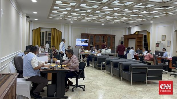 Wakil Presiden RI Gibran Rakabuming Raka membuka posko pengaduan bagi masyarakat di Istana Wakil Presiden, Jakarta Pusat, mulai hari ini, Senin (11/11).