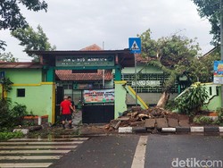 Bangunan Sekolah Tertimpa Pohon, Siswa SD di Cimahi Belajar Daring