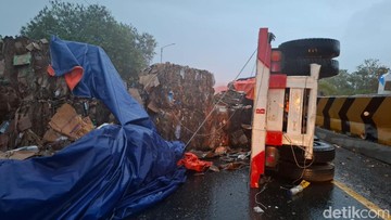 Jalan Tol Cipularang Berubah Jadi Lautan Besi, Evakuasi Kecelakaan Beruntun Masih Berjibaku